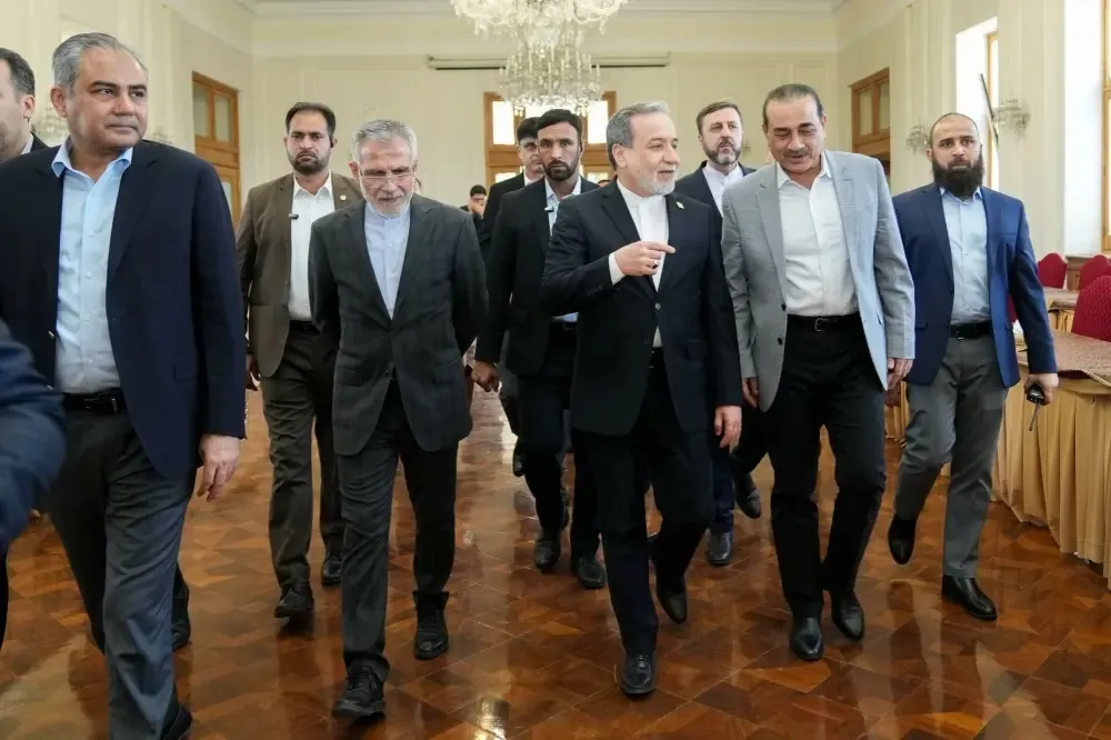 ادعای الحدث به نقل از یک منبع بلندپایه: ایران به مسئولان پاکستانی اعلام کرده که از مذاکرات خارج نشده، بلکه «آن را به تعلیق درآورده» / تهران خواستار از سرگیری مذاکرات دربارهٔ تنگه هرمز، سپس آزادسازی داراییهای مسدودشده و سپس رسیدگی به پروندهٔ هستهای است