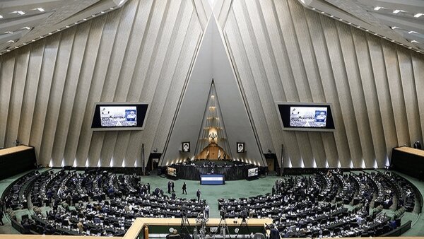 مجلس تعطیل نیست؛ در زمین دشمن بازی نکنیم! + ویدئو