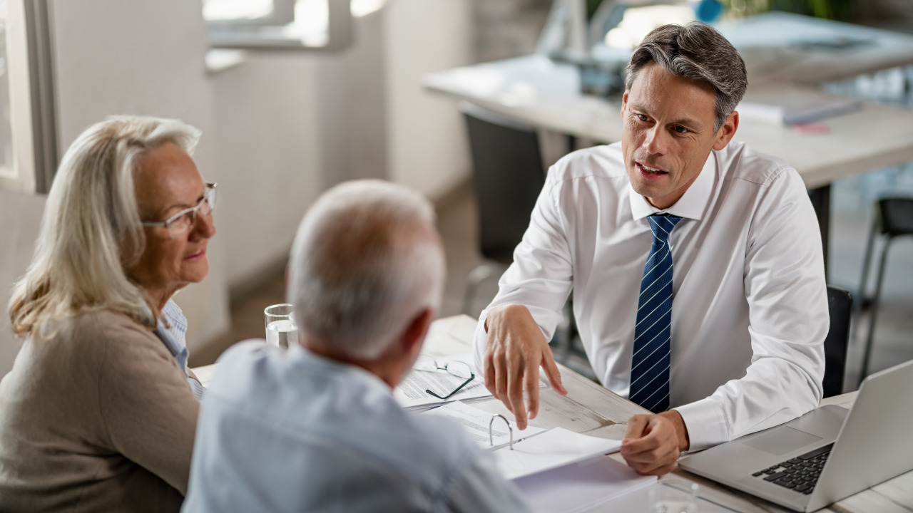 Roth IRA درآمد بازنشستگی بدون مالیات را ارائه می دهد - اما برای برخی از بازنشستگان، IRA سنتی پول بیشتری را پس انداز می کند.