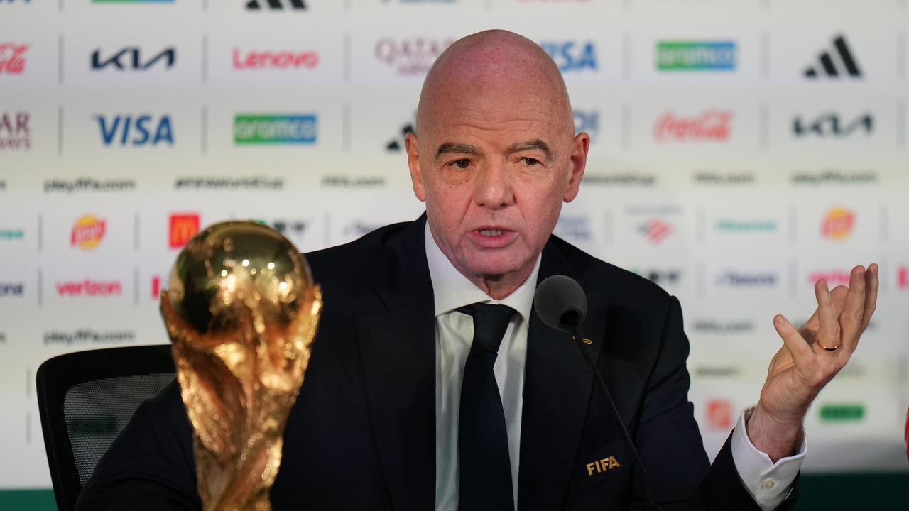 «لکه‌ای بزرگ در فوتبال»: رئیس فیفا با «عصبانیت کلاس جهانی» به منتقدان WC حمله می‌کند