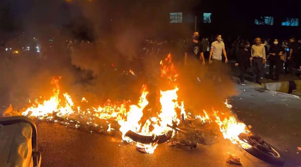 (۱۸+) ویدئوی کمتر دیده شده از اغتشاش در میدان شهید علیخانی اصفهان |‌ تصاویر دلخراش از بدن سوخته ماموران