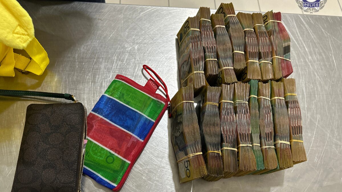 رمز و راز 712 هزار دلاری زوج ویکتوریایی در حالی به پایان می رسد که خبرگزاری فرانسه حکم توقیف پرونده پولشویی را تضمین می کند.
