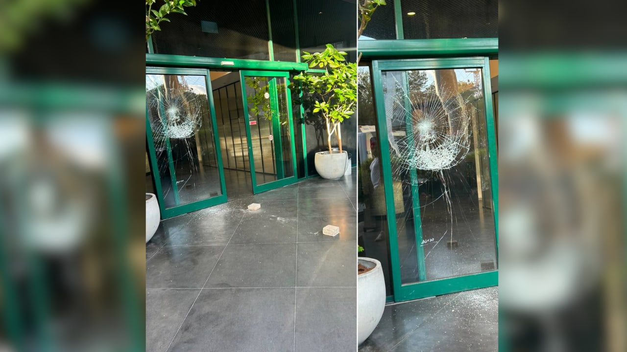 خرابکاران در این ماه برای دومین بار شیشه ورودی دفتر کانال 12 را شکستند