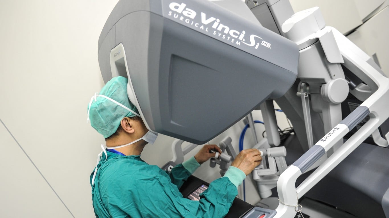 Intuitive Surgical با 37٪ کاهش به 355 دلار با این Wall Street Pro با قیمت 685 دلار تماس گرفت
