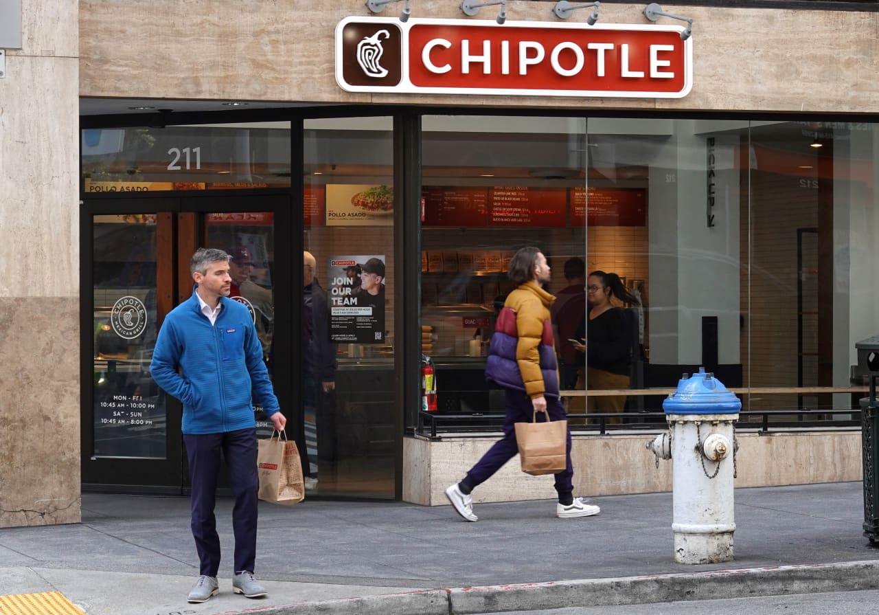 Chipotle پیشبینی فروش خود را افزایش میدهد، حتی در شرایطی که شیوع مرتبط با کاهو باعث کاهش ترافیک میشود.