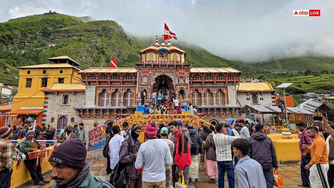 مورد پیشنهادات معبد Badrinath: SIT پول نقد و اشیاء با ارزش را از مقامات سابق معبد بازیابی می کند خانه