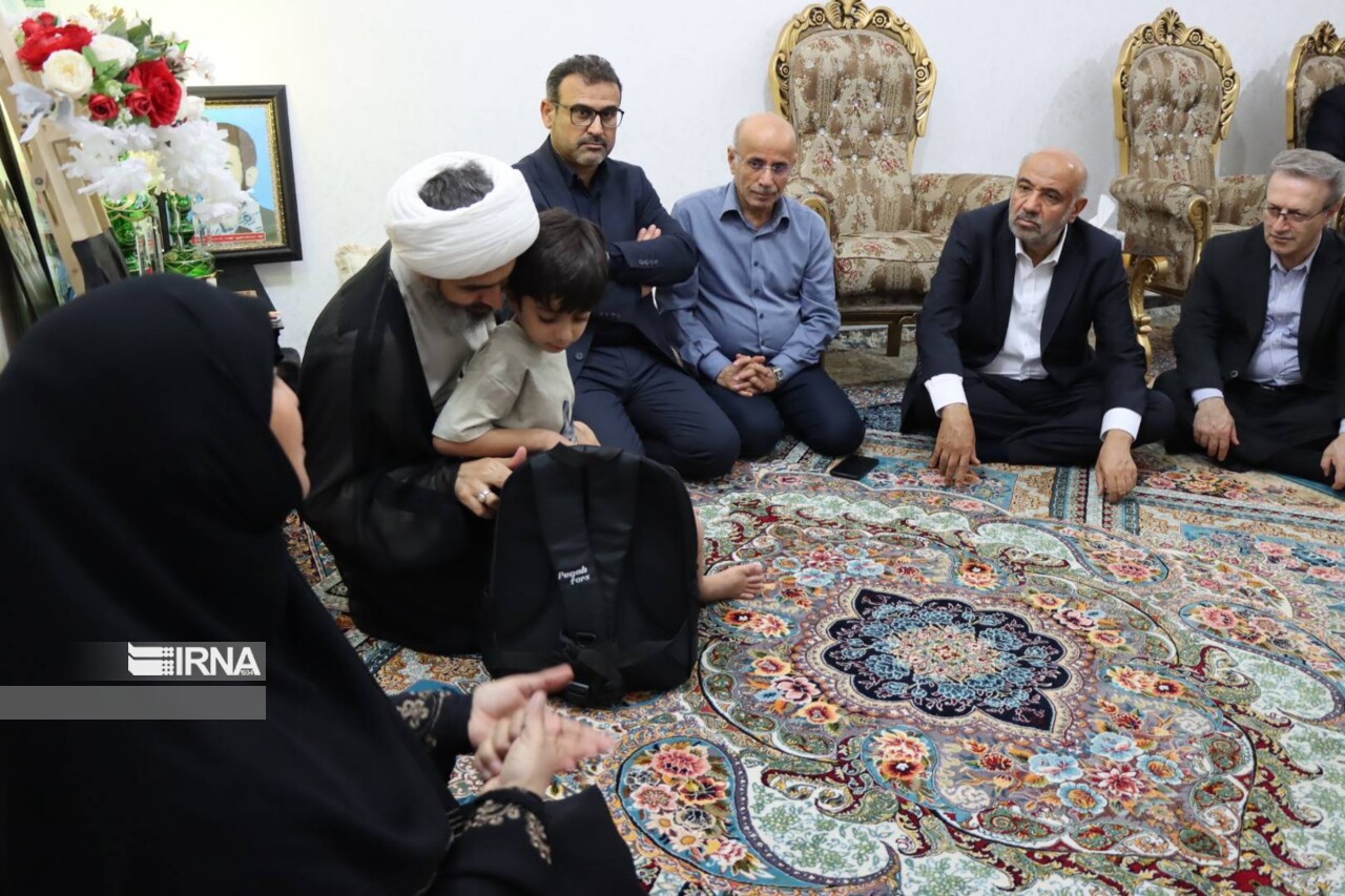 روایت صبر در خانهای که بوی شهادت میدهد؛ دیدار وزیر کار با خانواده شهیده زهرا اسدینژاد