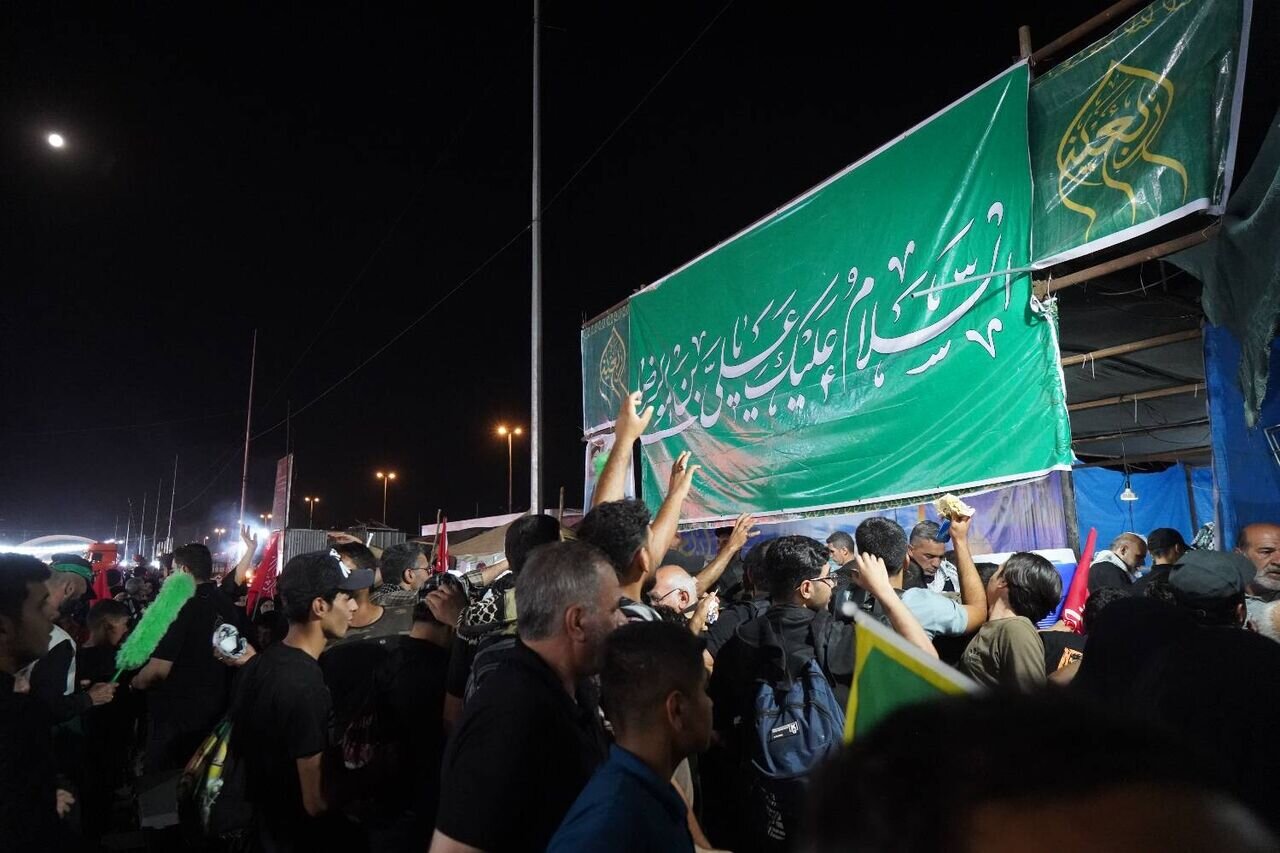 ببینید | استقبال جالب مامور مرزبانی عراق از زوار ایرانی اربعین