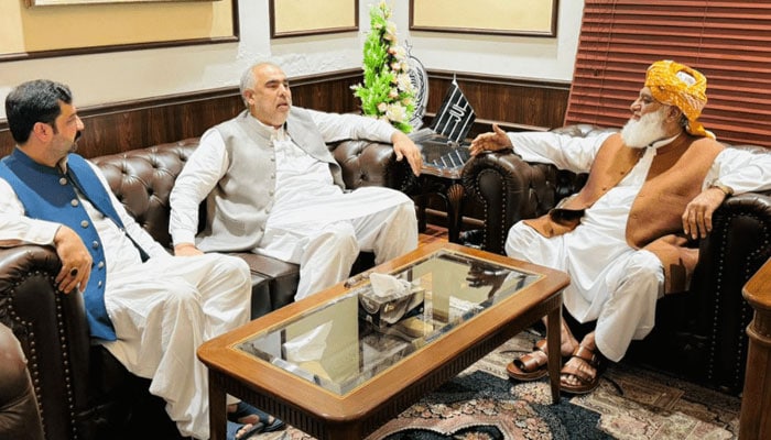 PTI و JUI-F درباره جنبش مشترک علیه دولت فدرال گفتگو کردند