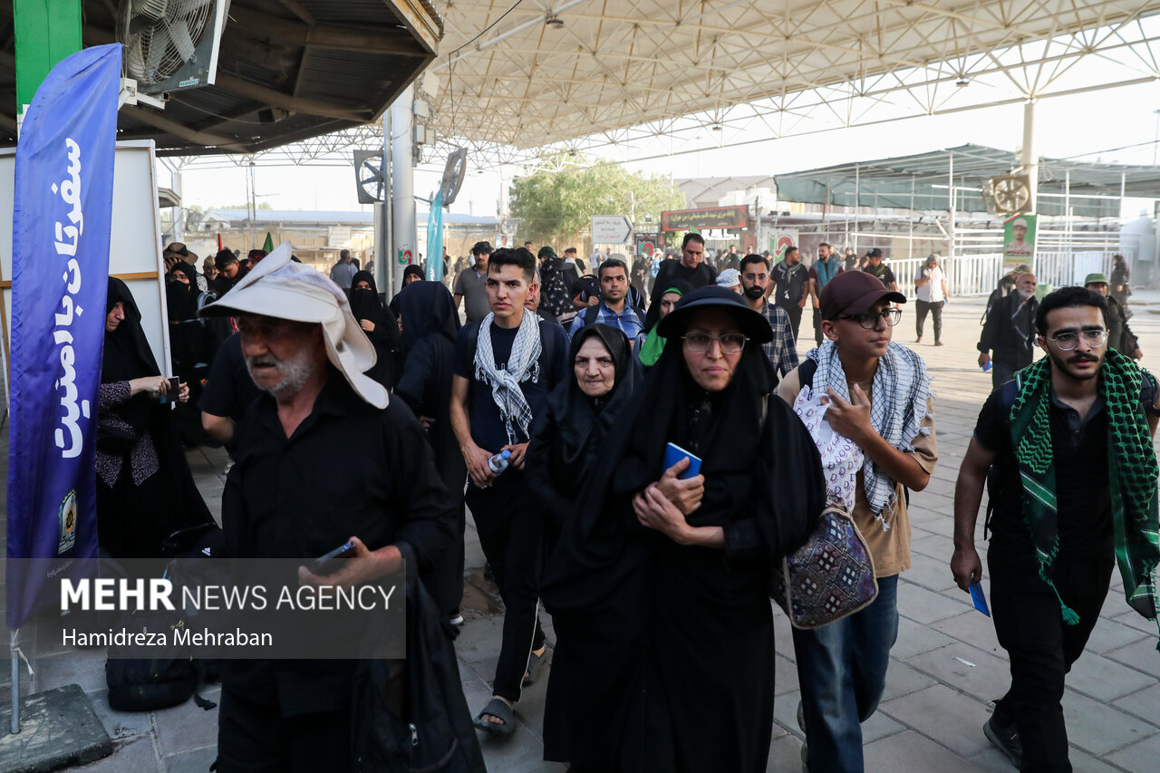 زوار از زیارت اربعین آمدند؛ حس و حال وصف ناپذیر در مرز مهران