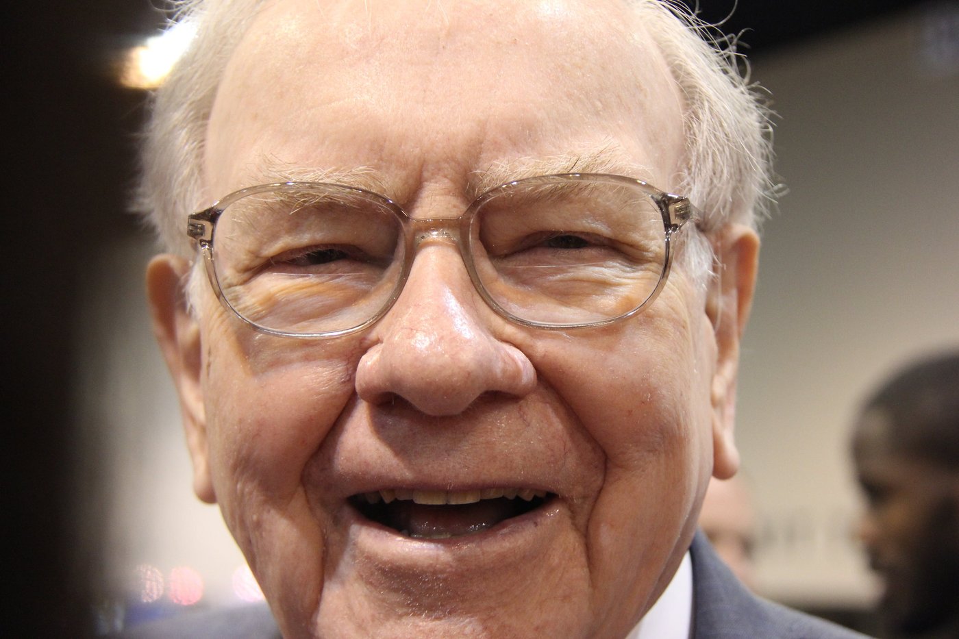 Berkshire وارن بافت می تواند تقریباً هر شرکت S&P 500 را با انبوه نقدی 397 میلیارد دلاری خود بخرد، اما همچنان منتظر قیمت بهتری است.