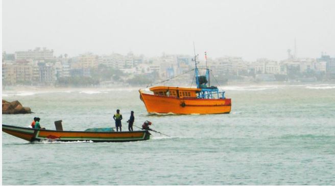 هفت ماهیگیر به دلیل غرق شدن قایق در سواحل Thoothukudi نجات یافتند