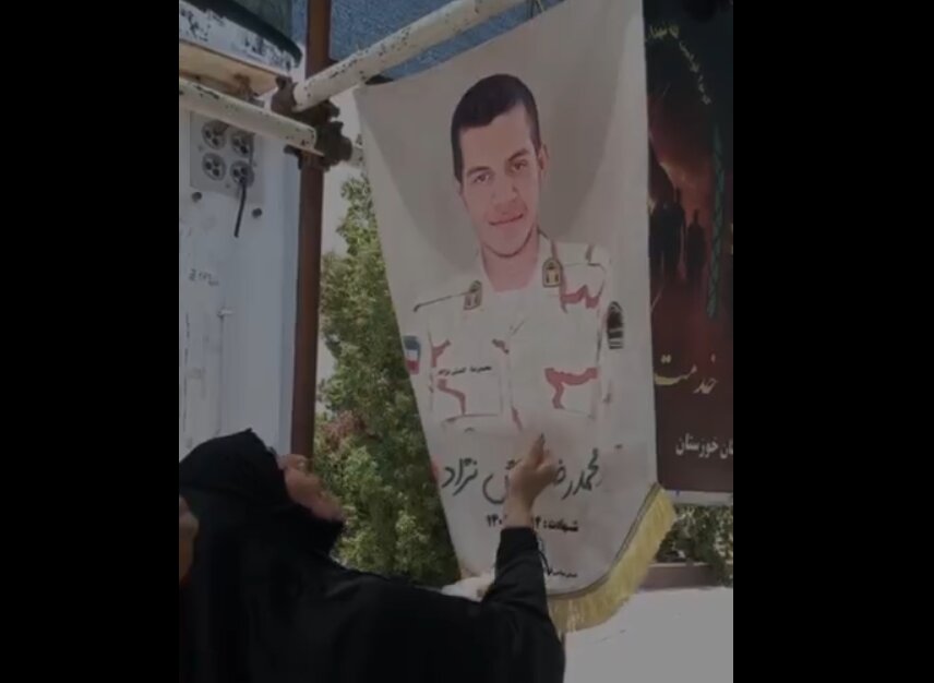 دلتنگی های جانسوز مادر در مرز چذابه با تصویر فرزند شهیدش | ویدئو