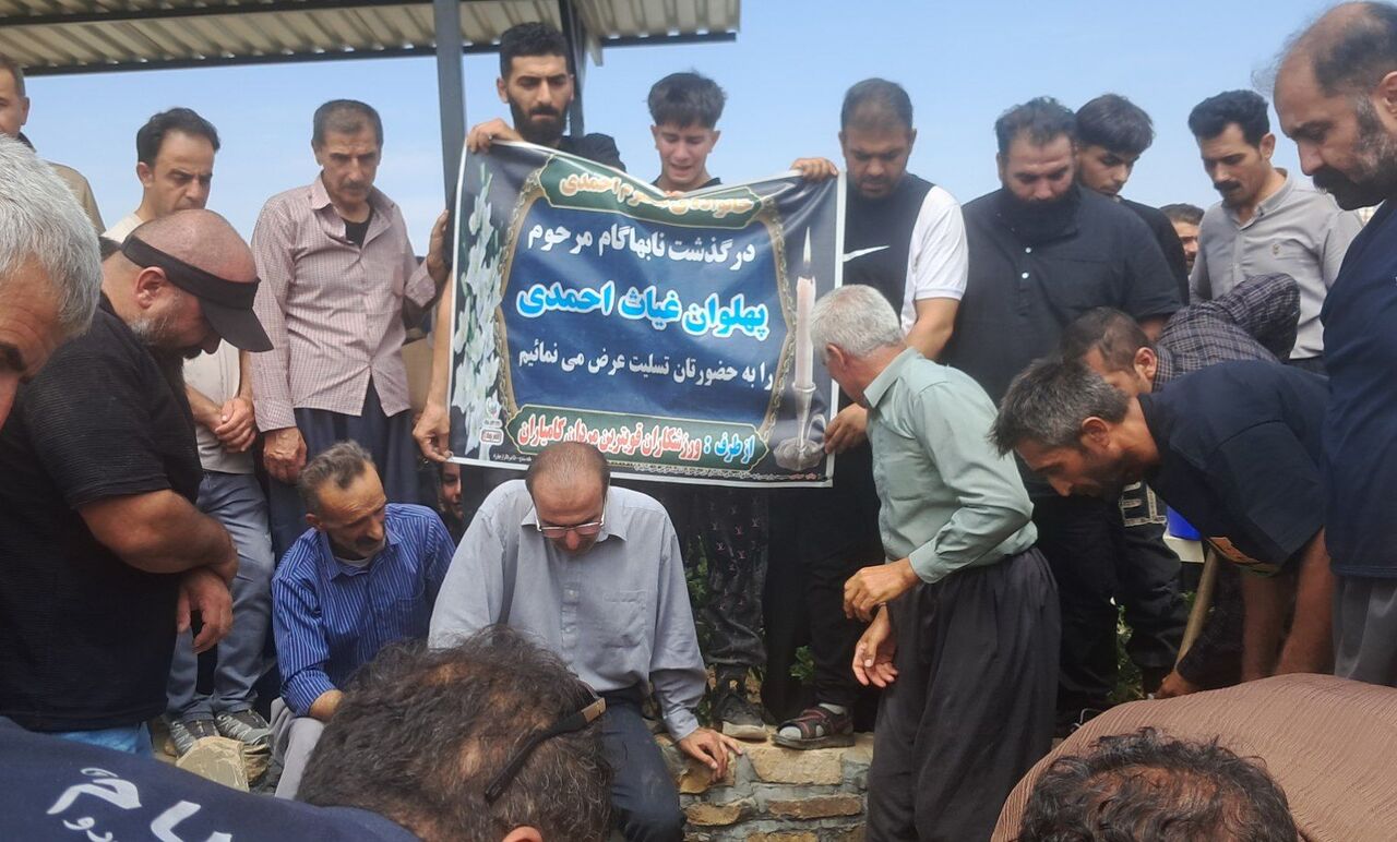 پیکر "غیاث احمدی" پهلوان کردستانی در سنندج تشییع شد