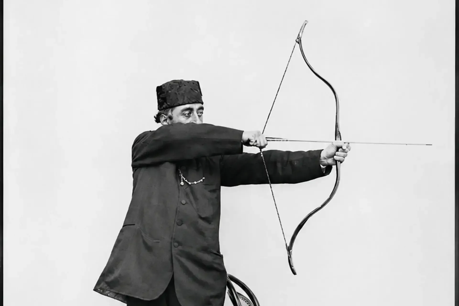 ژست مظفرالدین شاه با کمان تاریخی؛ راز صاحب کمان ارزشمند فاش شد!(+عکس)