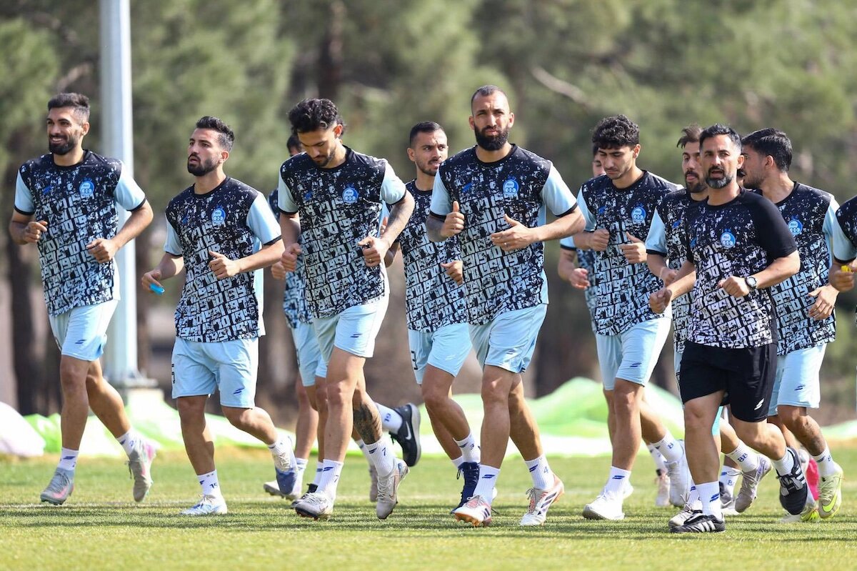به تاجرنیا راهنماییهای غلطی میدهند؛ امیدوارم سهراب مثل بقیه در استقلال نسوزد!
