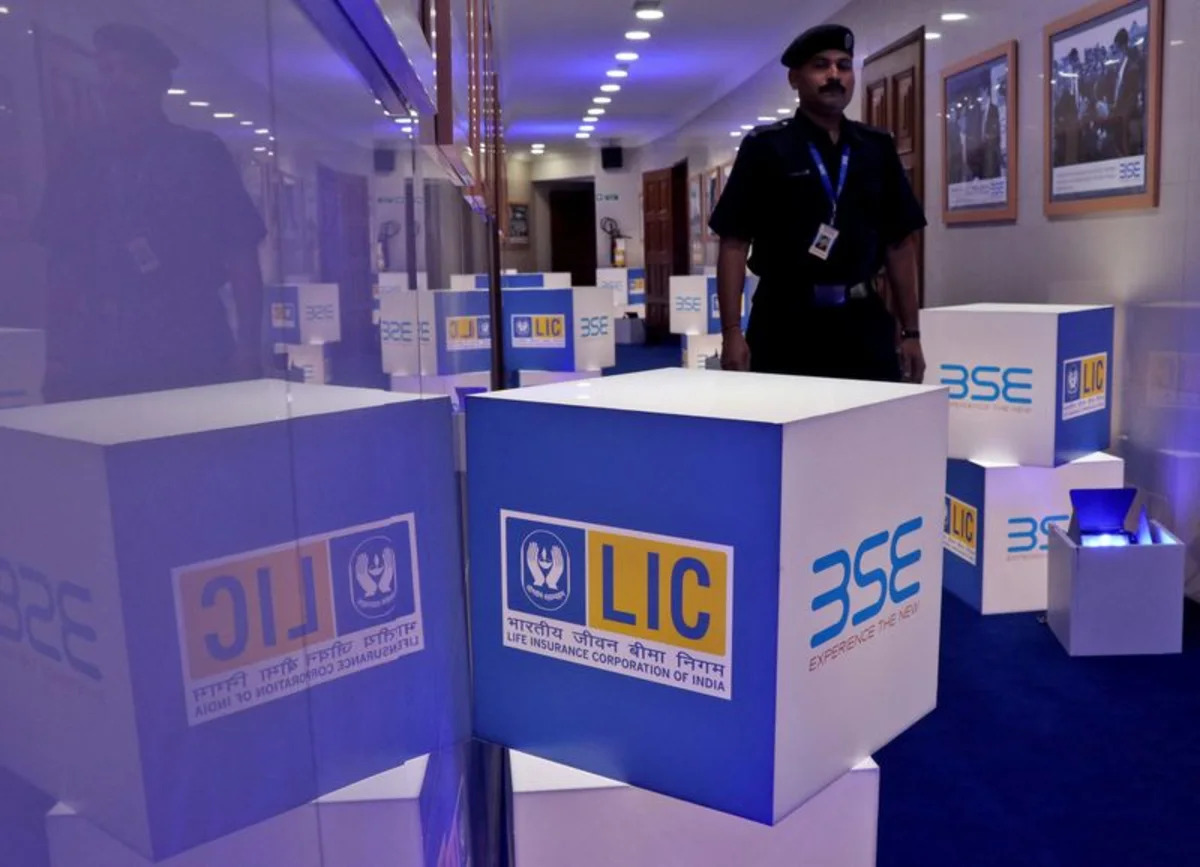 LIC هند پس از راهاندازی فروش سهام با تخفیف 6.5 درصدی توسط دولت، سقوط کرد