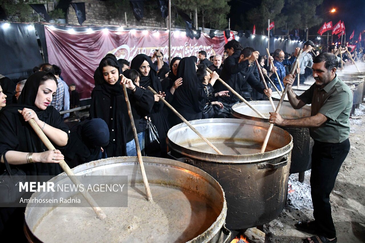 آیین پخت شله نذری در شب اربعین حسینی در بیرجند
