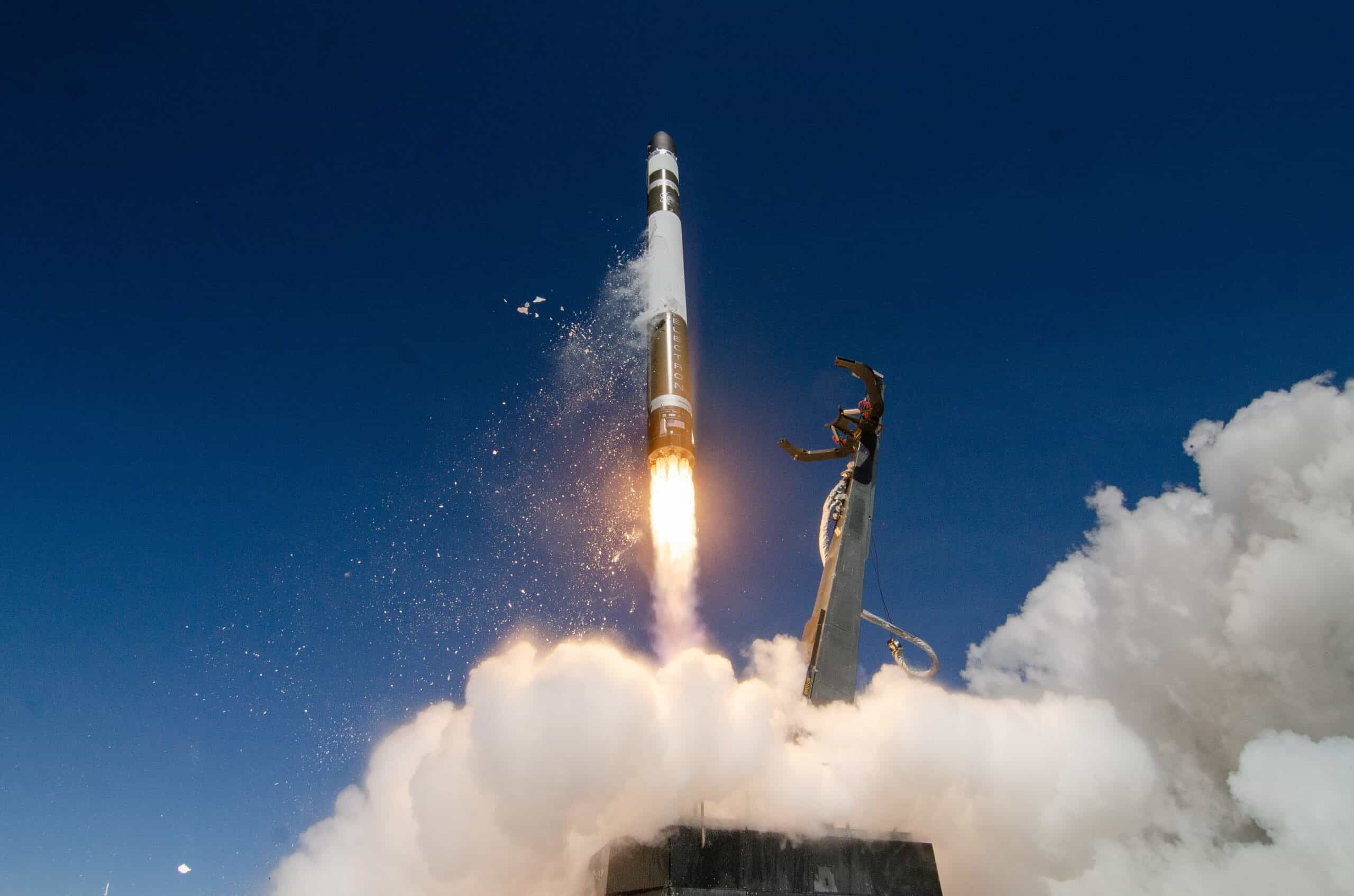 SpaceX 4٪ صعود کرد، AST SpaceMobile Rallyes 9٪، Rocket Lab 5٪ افزایش یافت زیرا معامله گران برای گزارش درآمد اولیه SpaceX قرار گرفتند.