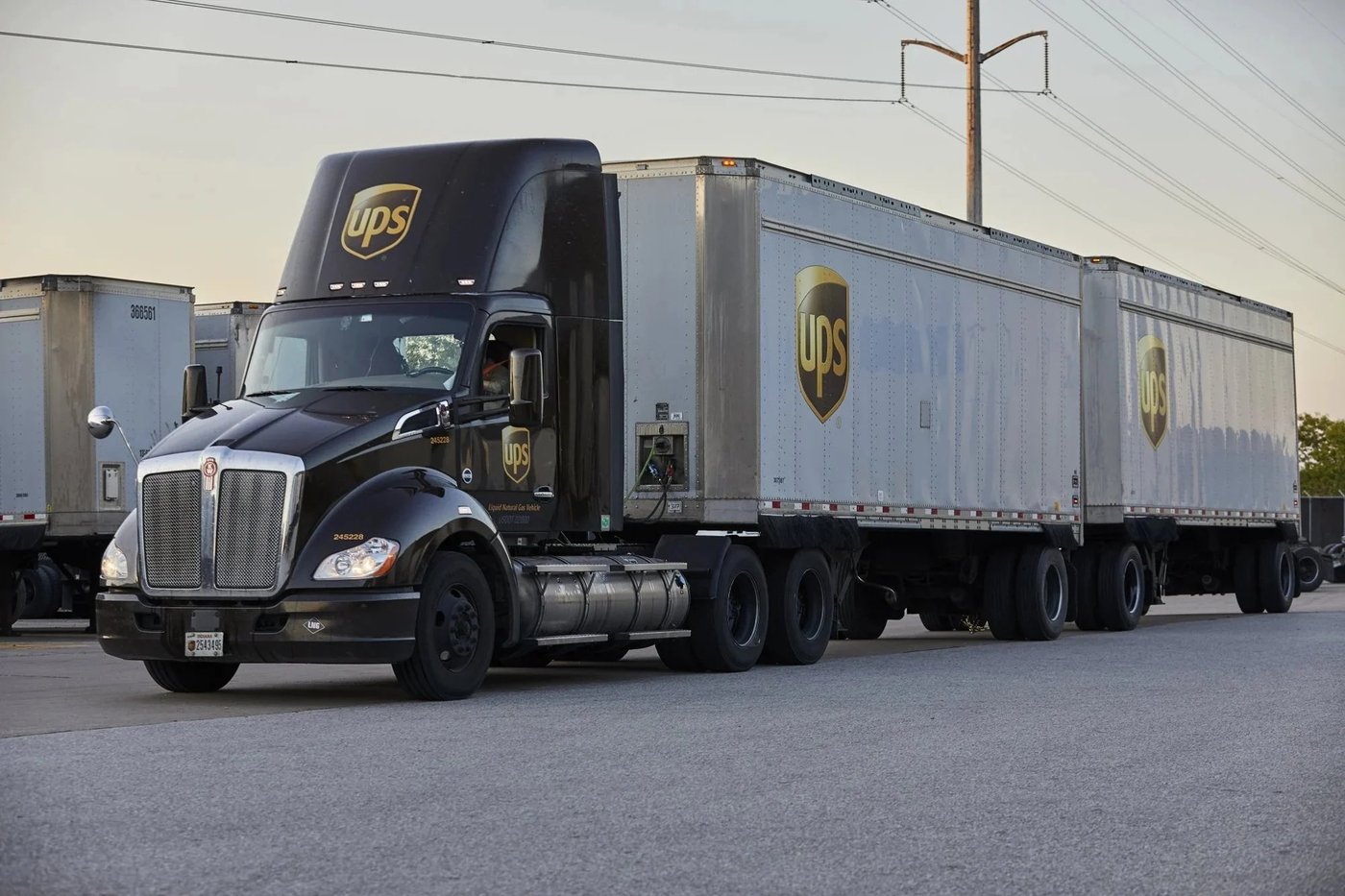 آیا خدمات یونایتد بسته (UPS) بهترین سهام سود سهام در بخش صنعتی است؟