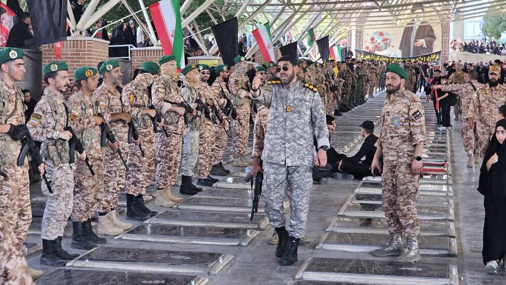 تجدید میثاق نیروهای یگان فاتحین لشکر ۳۱ عاشورا با شهدا در اربعین حسینی