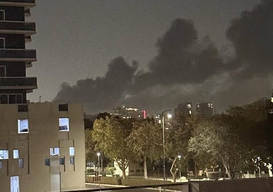 برخاستن دود از بندر جبل علی در جنوب دوبی