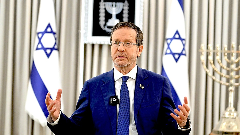 هرتزوگ، رئیسجمهور اسرائیل، یهودیستیزی را «آلودگی جوامع» میخواند زیرا جنایات ناشی از نفرت افزایش یافته است.