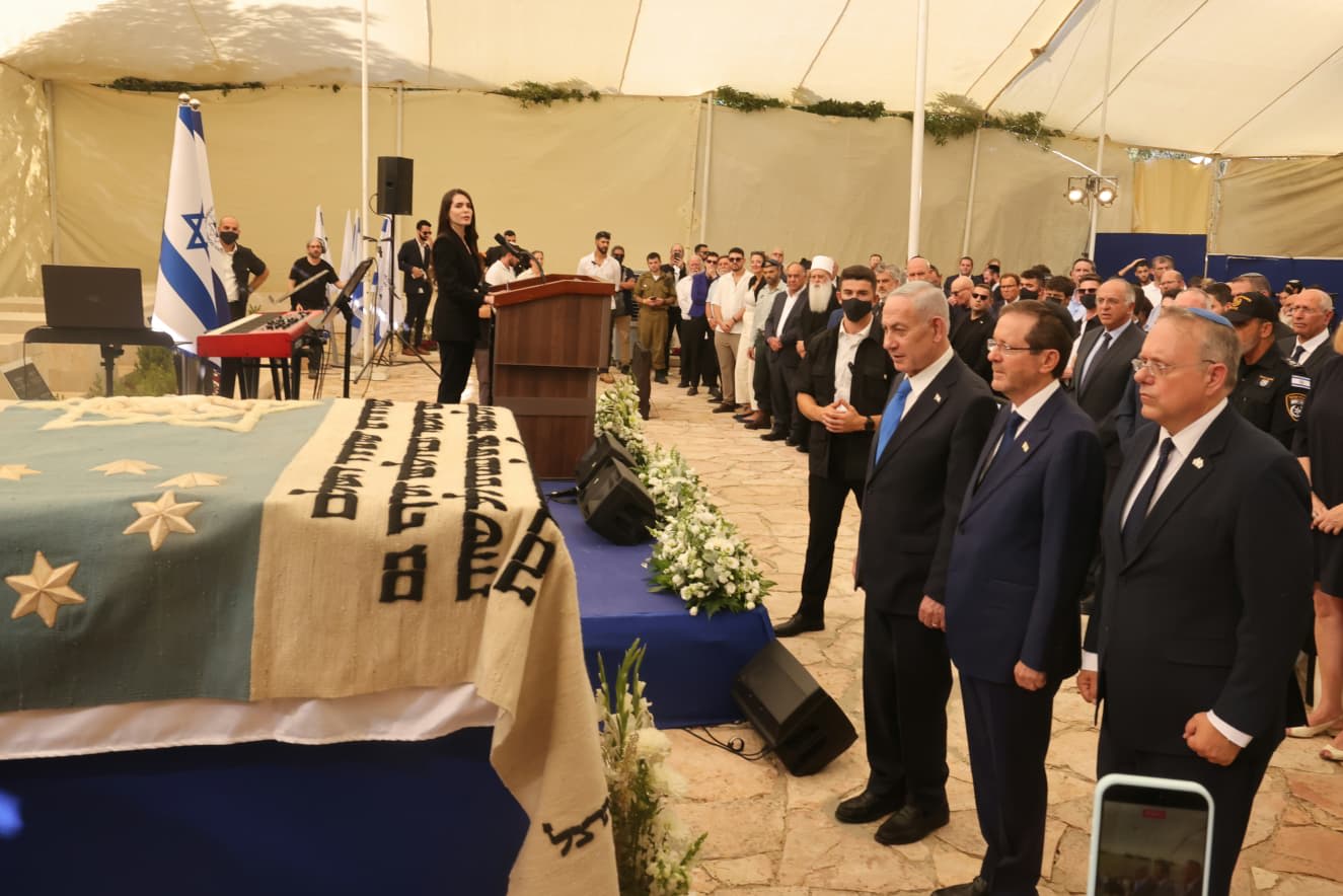 تماشا کنید: بقایای جسد پدربزرگ و مادربزرگ هرتزل پس از چندین دهه در بلگراد در اسرائیل به خاک سپرده شد.