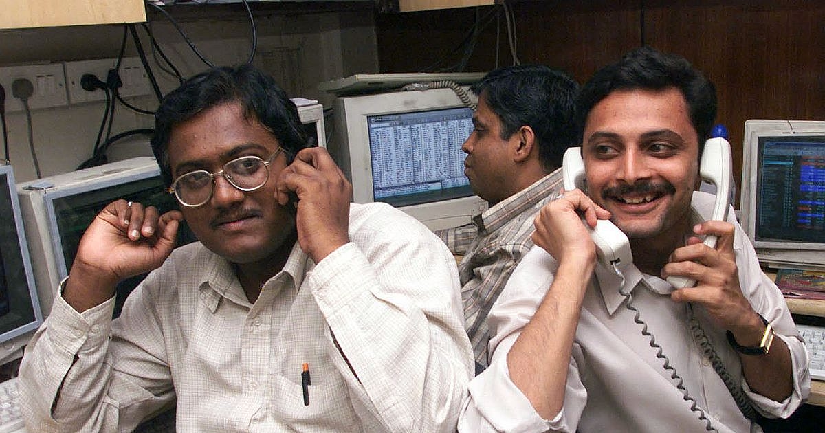 Sensex در خرید سنگین وزن 374 امتیاز را افزایش می دهد، Nifty Ends Flat