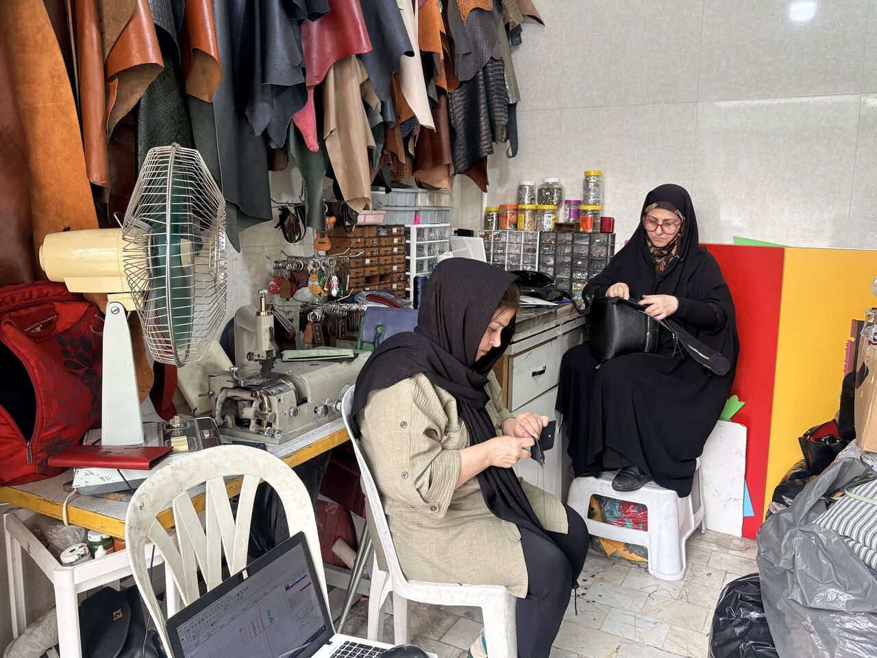 فیلم| کارگاه حمیرا، روایتی از تلاش یک بانوی چرم‌دوز