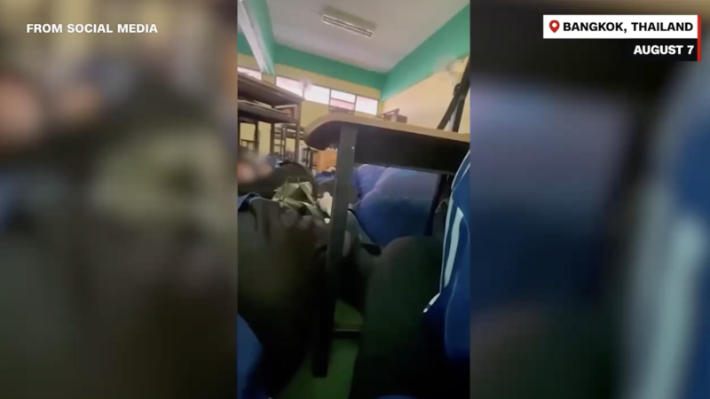 با شنیدن صدای تیراندازی در مدرسه در بانکوک، دانش آموزان در محل پناه گرفتند