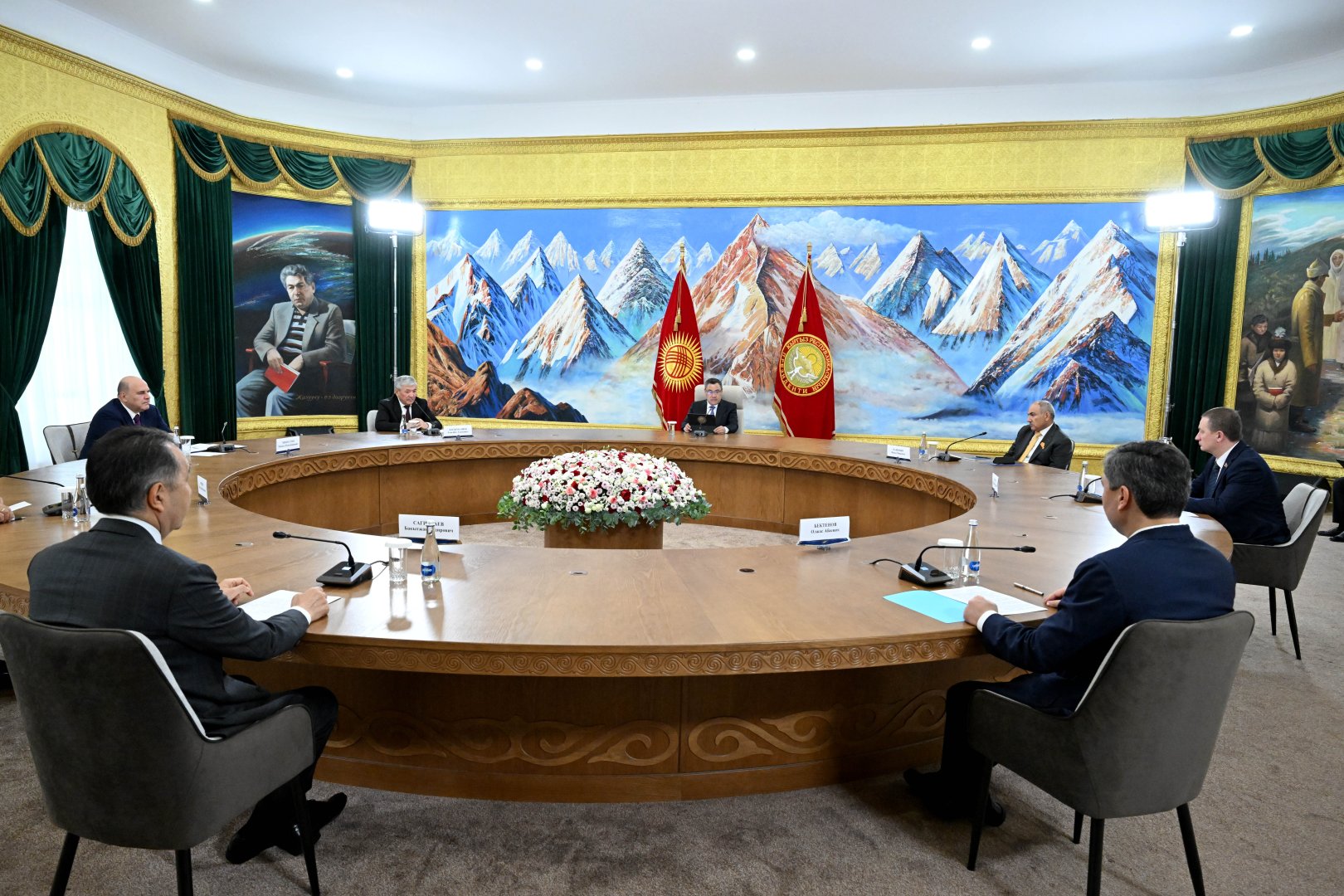 رئیس جمهور قرقیزستان از نخست وزیران اتحادیه اروپا در چولپون آتا استقبال کرد