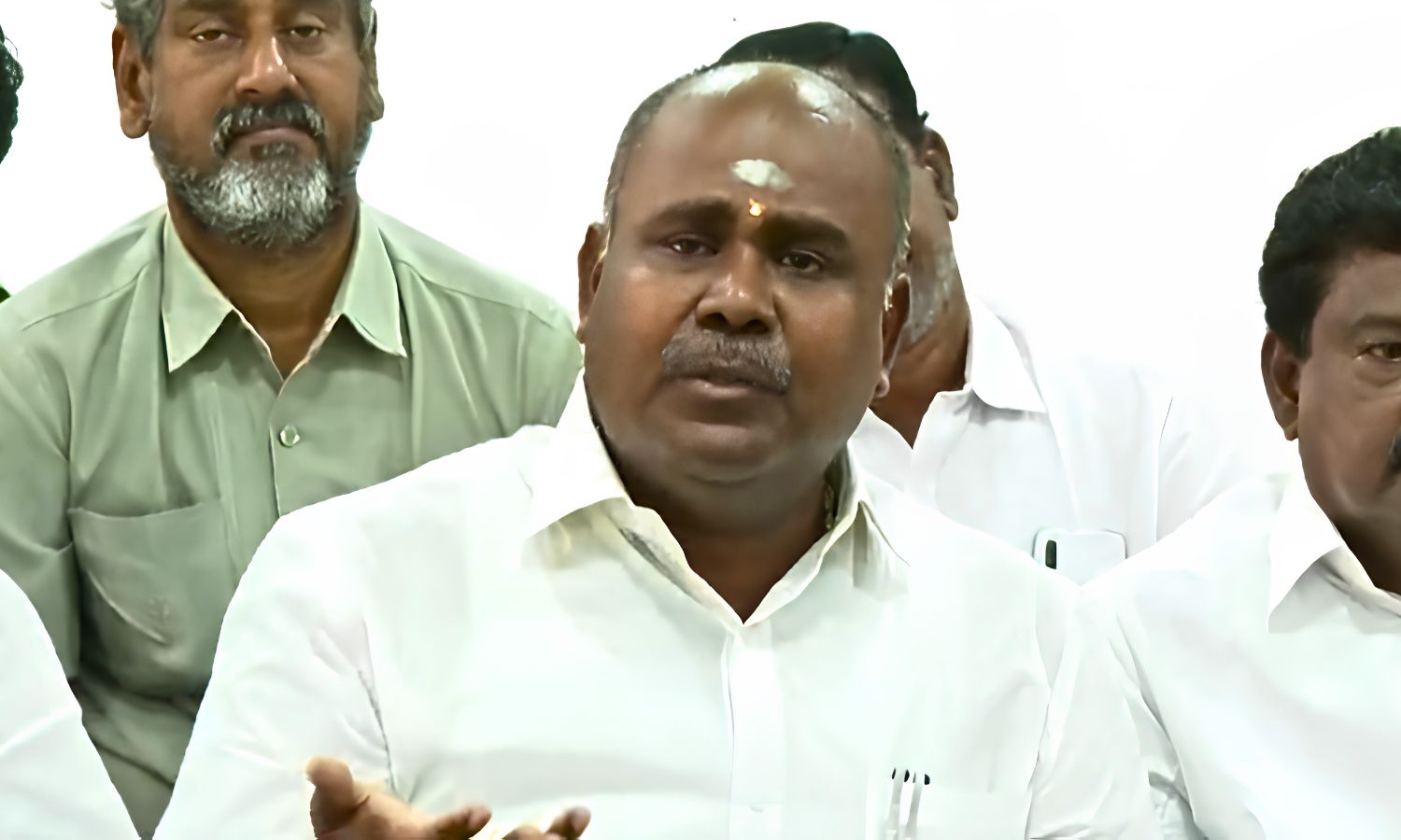AIADMK کارناتاکا را در مورد اختلافات Cauvery مورد انتقاد قرار می دهد، از TN CM Vijay می خواهد تا جلسه همه حزبی را برگزار کند