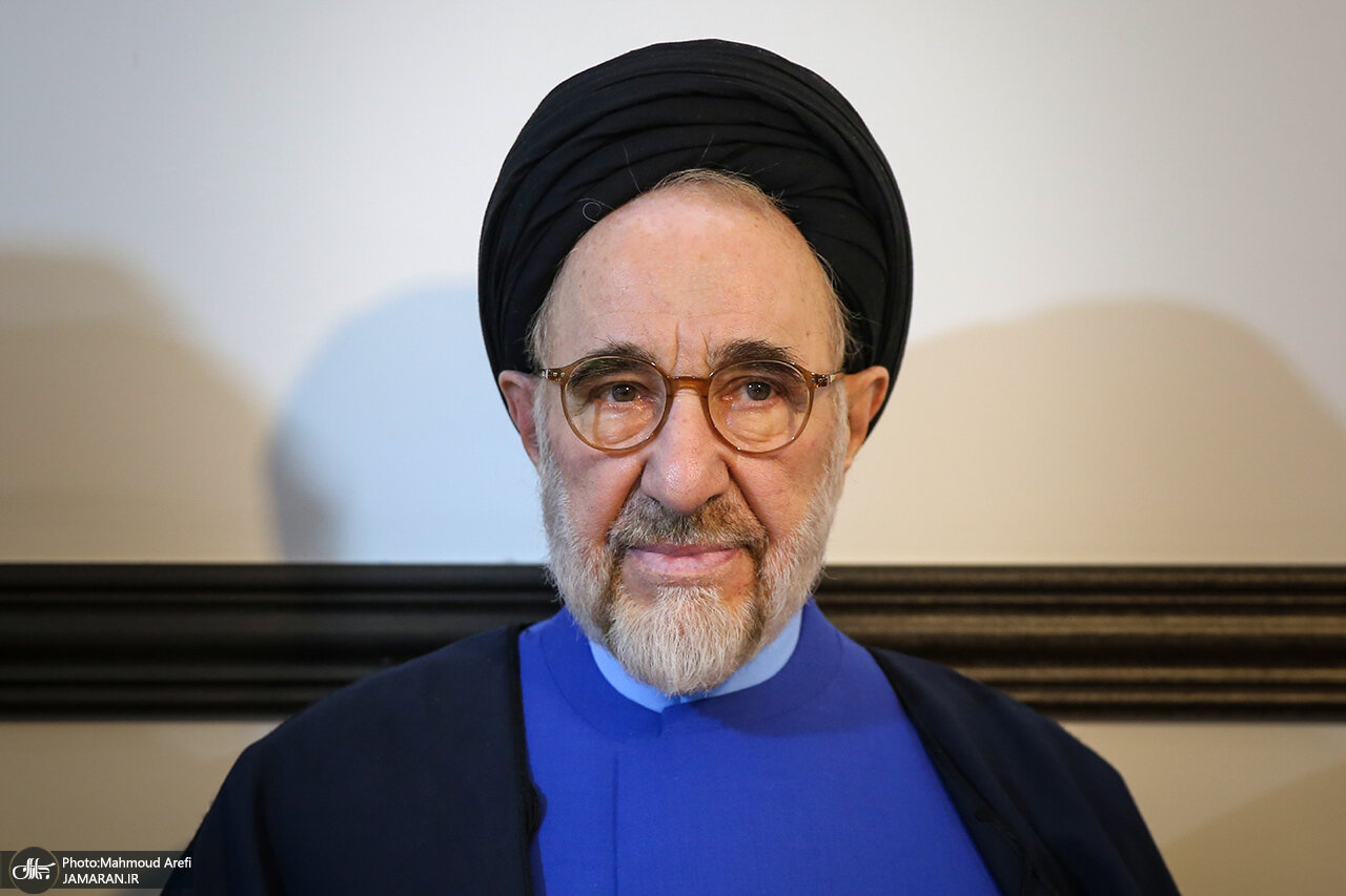 خوش و بش دو وزیر ارشاد در تشییع یک روزنامه نگار/ عکسی از محمد خاتمی و سیدعباس صالحی در مقابل روزنامه اطلاعات