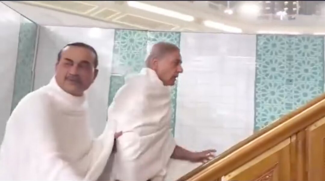 فیلم | لحظه ورود عاصم منیر و شهباز شریف به داخل کعبه