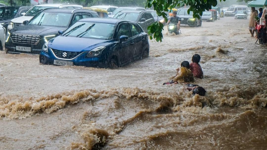 مشکلات Gurugram مشاوره کار از خانه به دلیل بارش باران باعث غرقابی شدید و ترافیک
