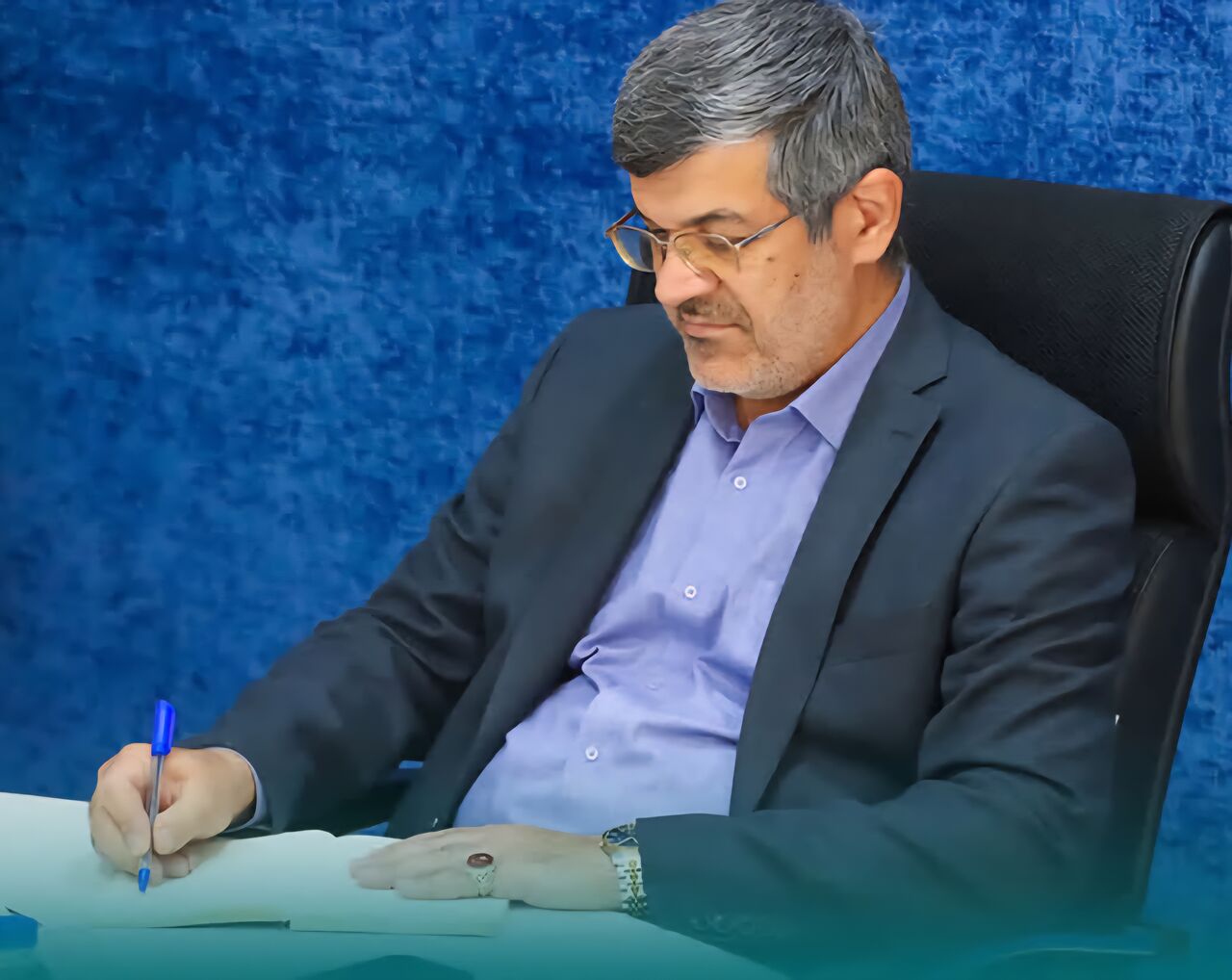 استاندار یزد: خبرنگاران با سلاح قلم به نبرد با تاریکی و تحریف میروند