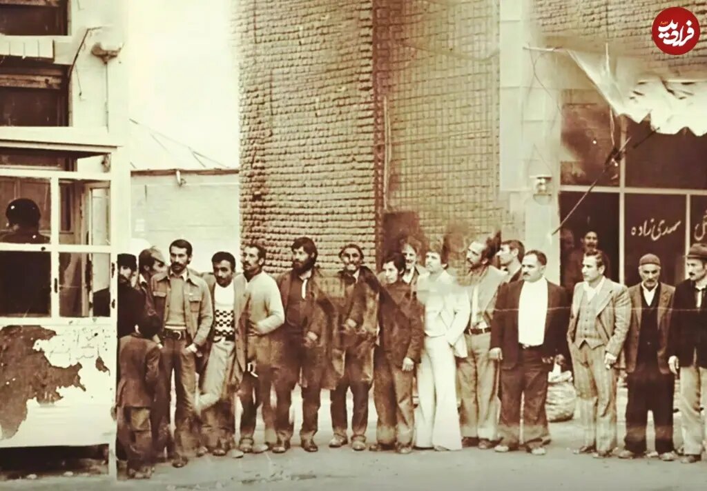 عکس/ صف طولانی تلفن عمومی در تهران؛ دهه ۵۰
