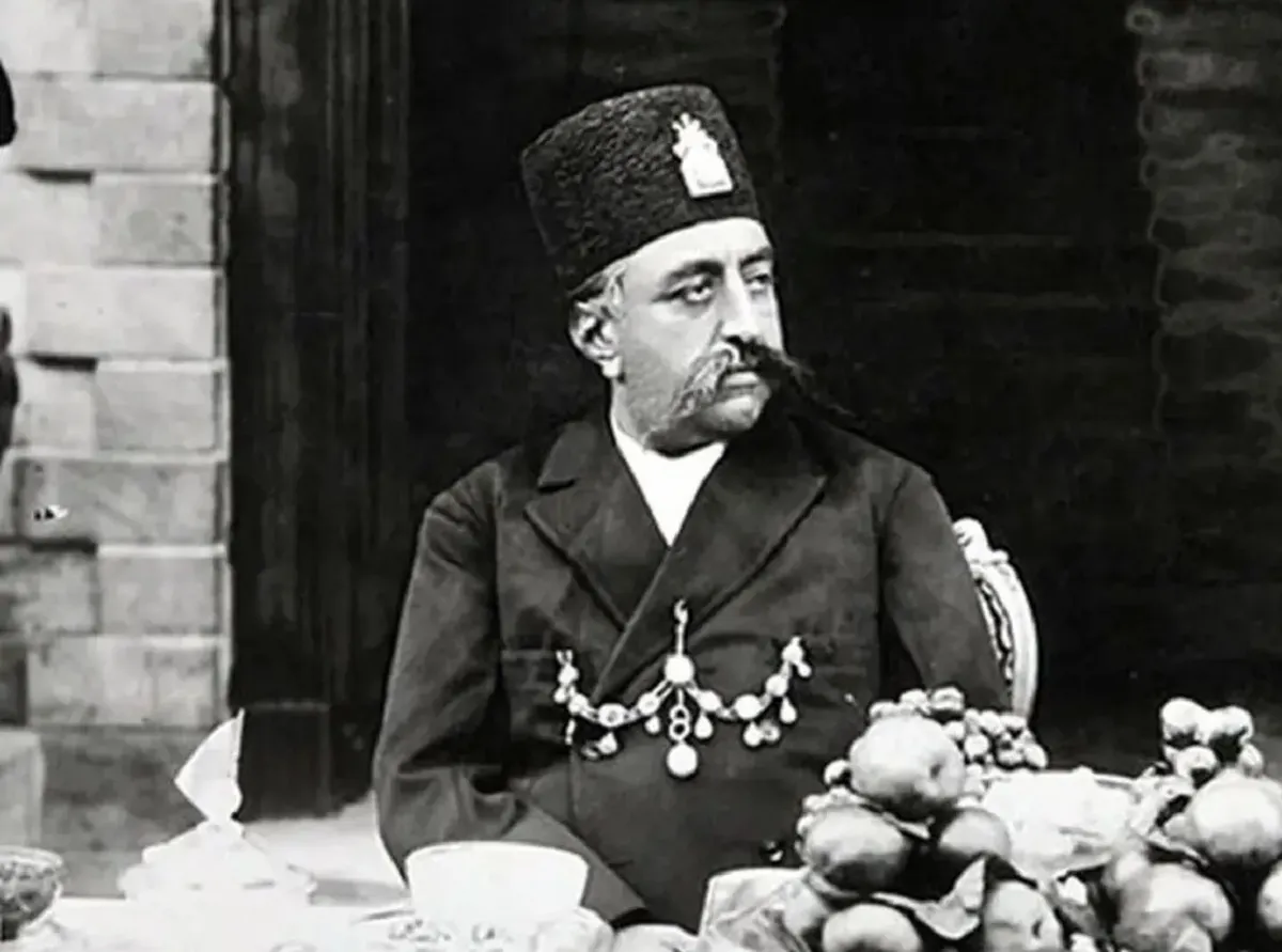 کارت‌پستالی خاص از تصویر مظفرالدین‌شاه قاجار و اطرافیانش (عکس)