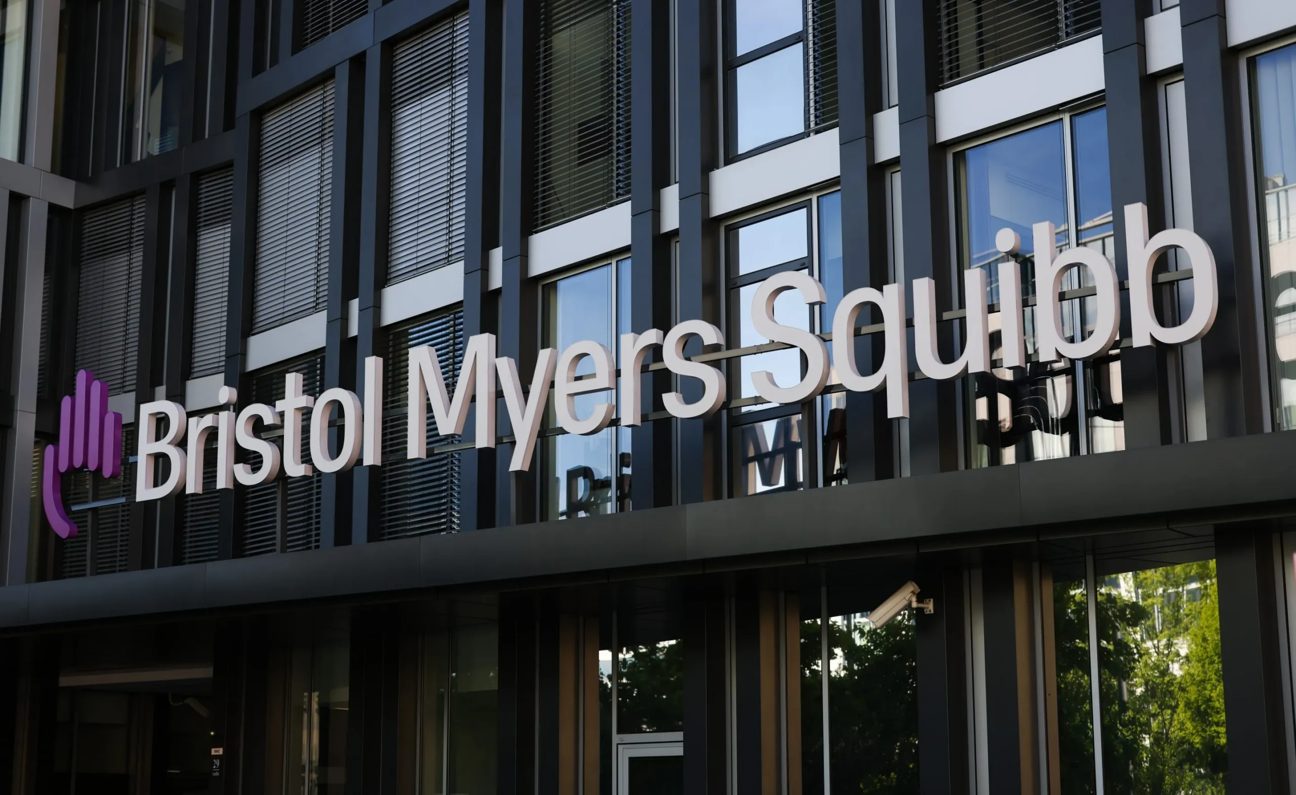 AstraZeneca (AZN) و Bristol Myers Squibb (BMY) هر گونه بحث ادغام را به دنبال واکنش شدید سرمایه گذاران رد کردند