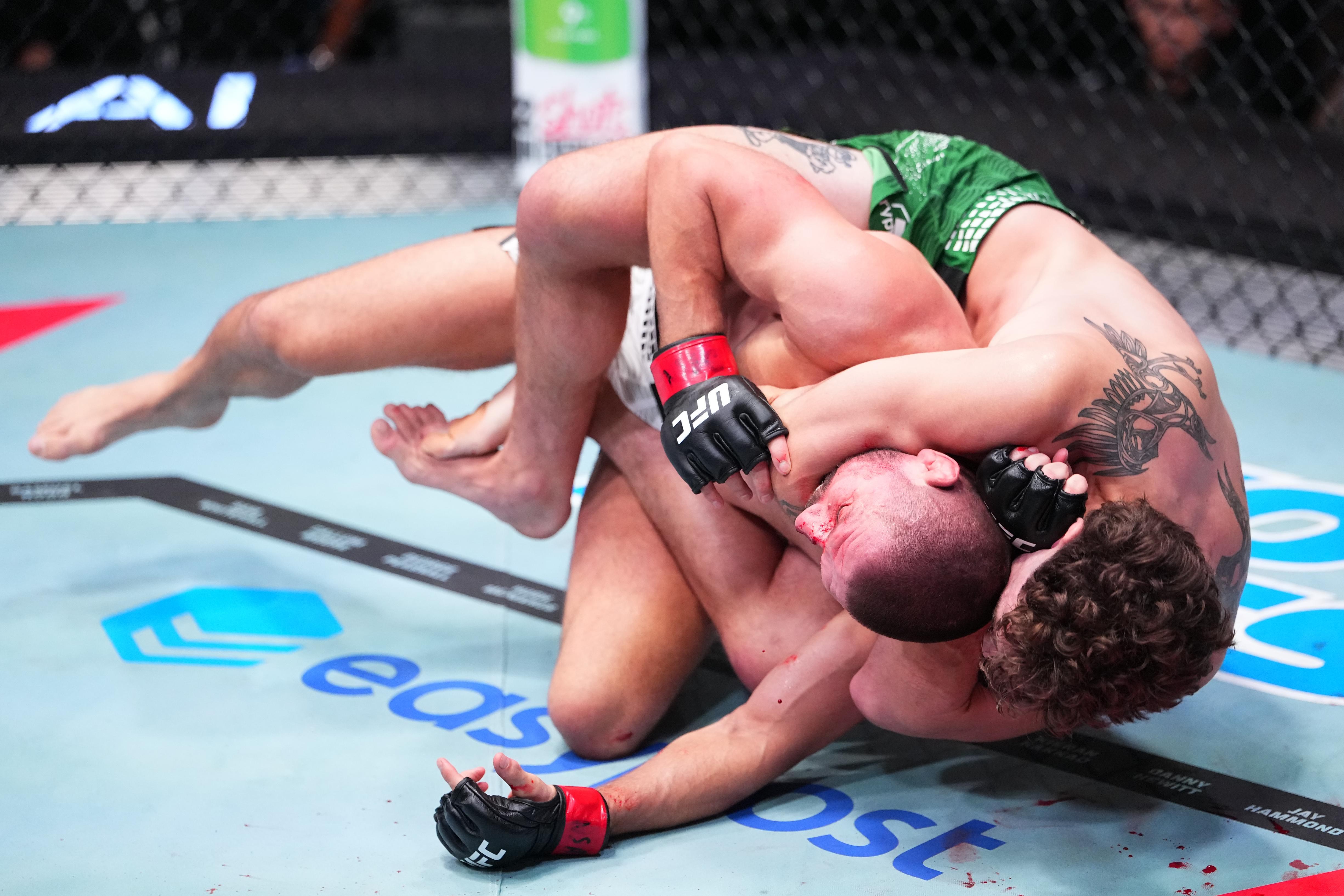 کوئیلان سالکیلد با قاپ زدن چوک پشت برهنه، Mateusz Gamrot را در دور اول در رویداد اصلی UFC Vegas 120 به پایان رساند.