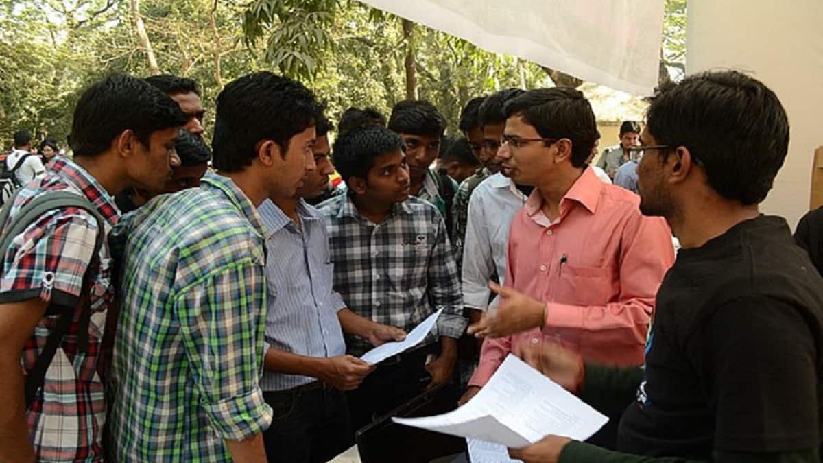 نزدیک به 4000 معلم استخدام شده تحت DSC YSRCP را به دلیل "کمپین اطلاعات غلط" محکوم کردند