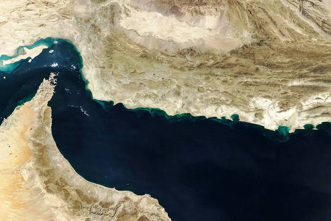 ایران خواستار رفع محاصره دریایی از سوی ایالات متحده، رفع انسداد دارایی ها قبل از بازگشایی هرمز با عمان است: چگونه 16 رسانه آن را چارچوب بندی کردند.