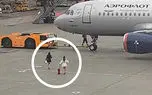 تلاش مسافران جامانده برای متوقف کردن هواپیما