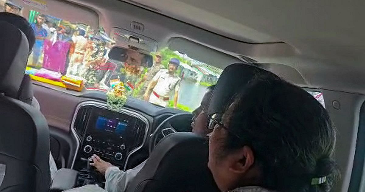 کاروان ماماتا با گل، سنگ و دمپایی در بنگال حمله کردند
