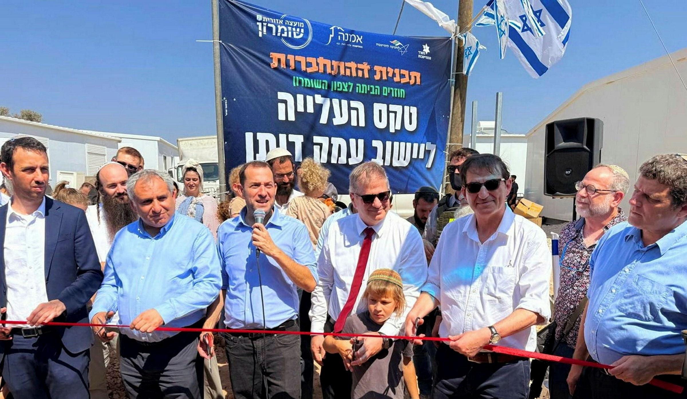 ارتش اسرائیل خانواده فلسطینی را برای افتتاح شهرک سازی در کرانه باختری از خانه بیرون کرد
