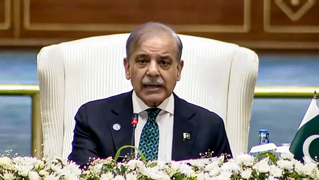 شهباز شریف، نخستوزیر پاکستان پس از سرکوب مرگبار، با معترضان پوک گفتگو کرد