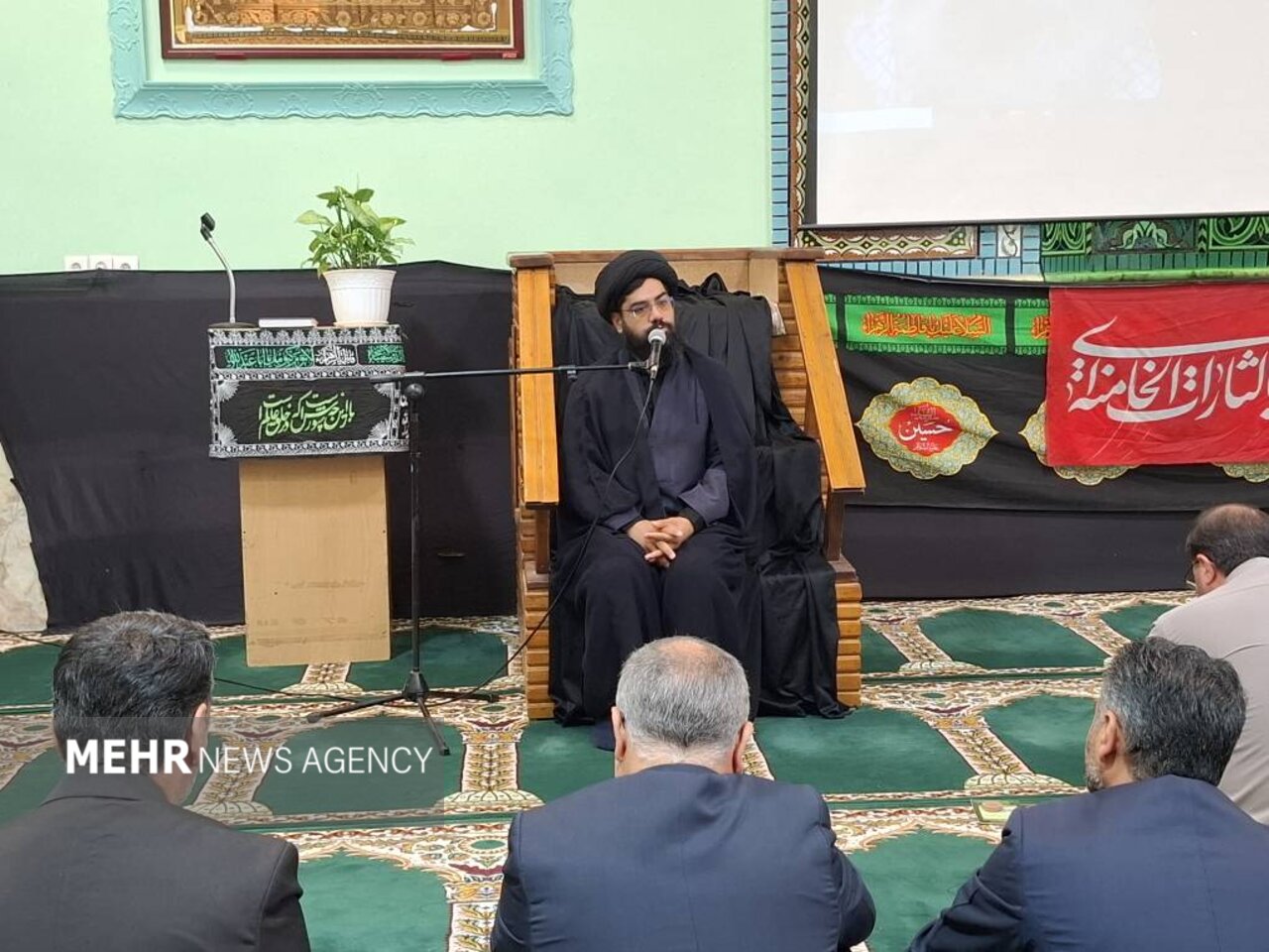گوهری: پیام شهادت رهبر شهید را با ایستادگی در برابر دشمن تبیین کنیم