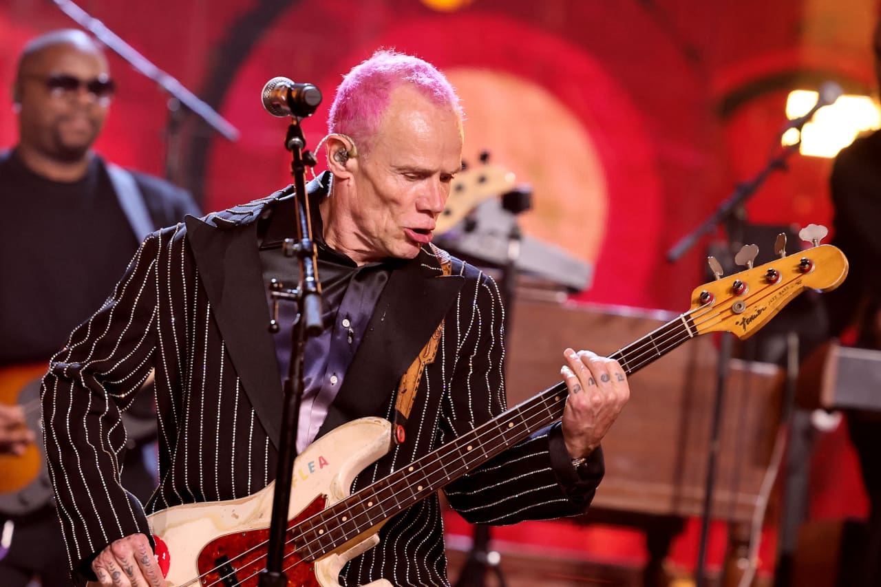 Flea نوازنده بیس Red Hot Chili Peppers از پناهگاه مالیبو به قیمت 7.9 میلیون دلار استفاده می کند.