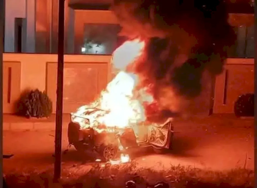 فوزی المنصوری در انفجار خودروی بمب گذاری شده در منطقه حواری بنغازی کشته شد: آنچه 29 رسانه از قلم انداخته اند